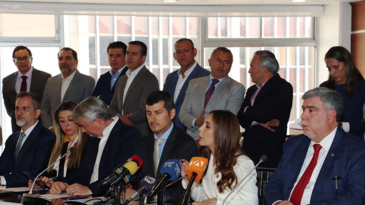 Declaraciones. Los empresarios ayer en rueda de prensa debido a los apagones de 10 horas.