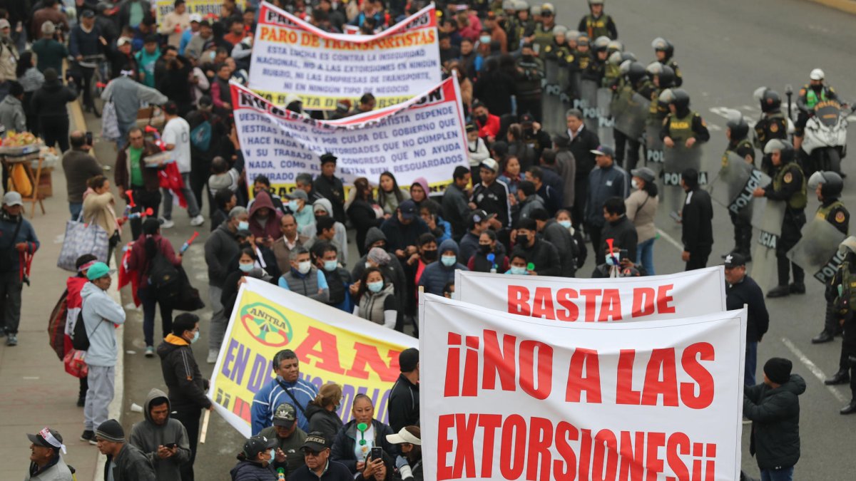 Fotografía del 26 de septiembre de 2025 de transportistas que se manifiestan durante una protesta en Lima (Perú).