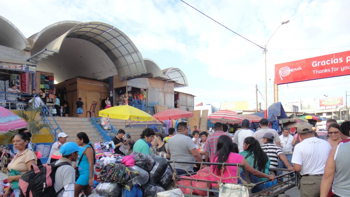 Vendedores cruzan la frontera en busca de mejores precios