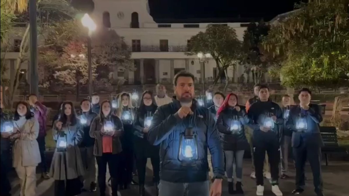 El aspirante presidencial Jan Topic en una vigilia en la Plaza Grande por los apagones.