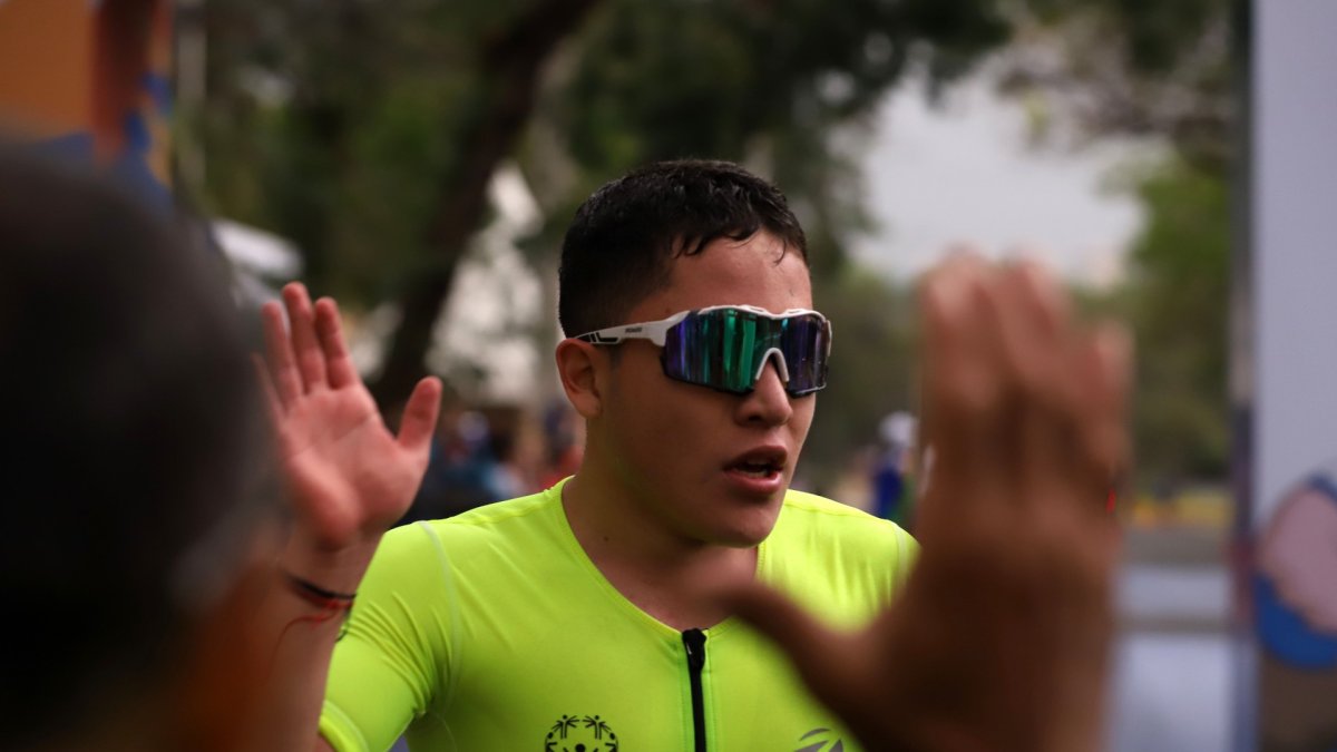 El ecuatoriano Mateo Cueva llegó tercero en la prueba que primero era de triatlón,pero que por el mal tiempo terminó siendo de duatlón.