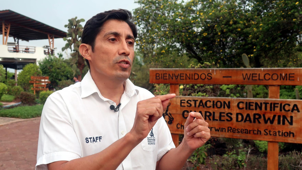 Fotografía del 11 de septiembre de 2024 del investigador científico senior de la Fundación Charles Darwin, Gustavo Jiménez