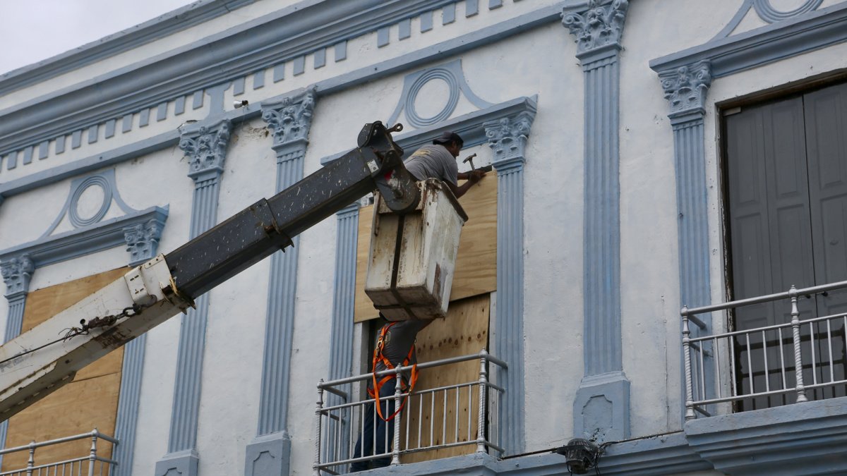 Ciudadanos toman medidas ante la llegada de Milton.