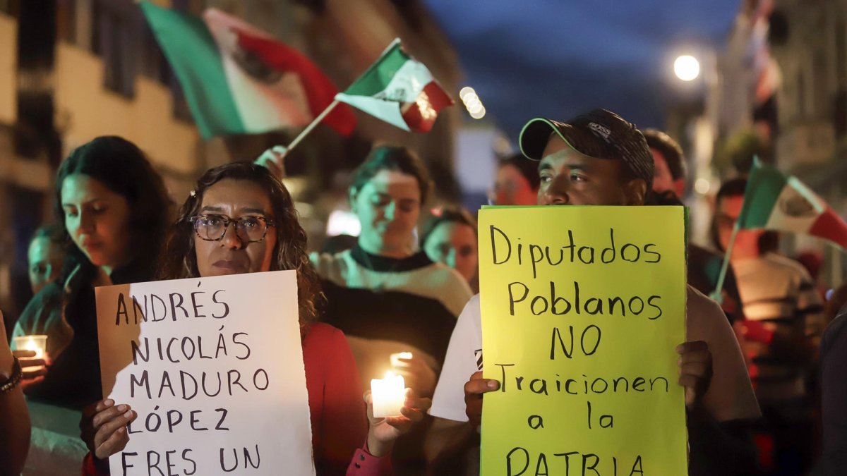 Trabajadores y estudiantes universitarios opositores a la recién aprobada reforma al poder judicia que se manifestaron en la sede del Congreso del central.