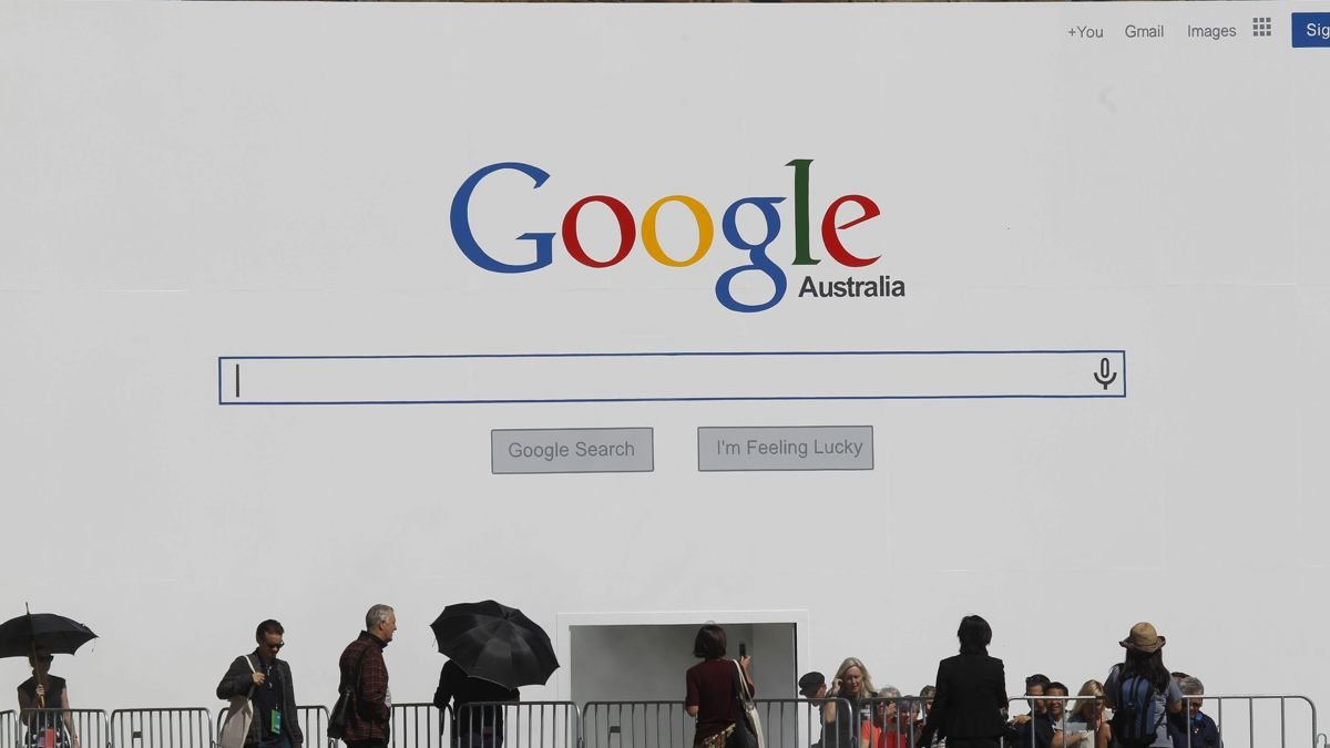 Fotografía de archivo que muestra varias personas delante de un mural que imita el buscador de Google en Sídney.