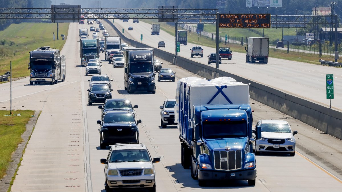 Antes de la llegada a tierra prevista del huracán Milton, el tráfico de vehículos fluye hacia el norte desde Florida por la Interestatal 75, en Adel, Georgia, EE. UU., el 8 de octubre de 2024.