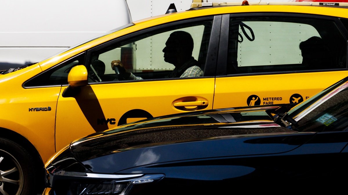 Fotografía de archivo en donde se ve un taxi conducido por una persona en las calles de Estados Unidos.