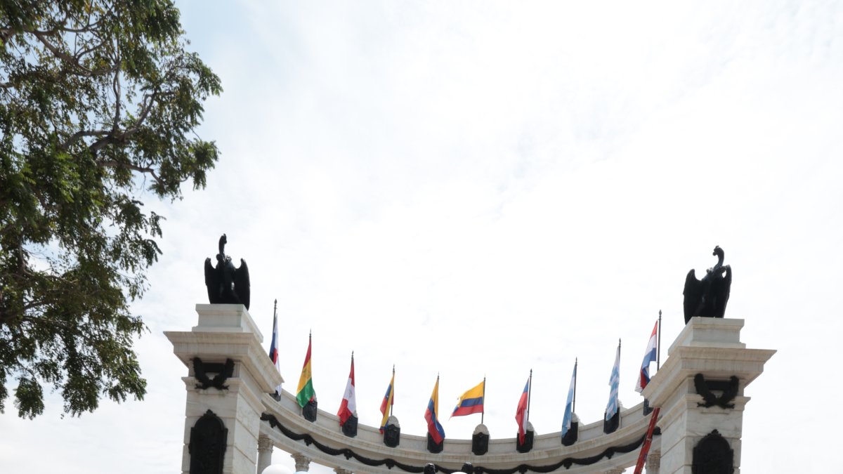 Malecón. Ciudadanos salen a celebrar la independencia de Guayaquil, mostrando la alegría que caracteriza al ciudadano que vive en este Puerto Principal.