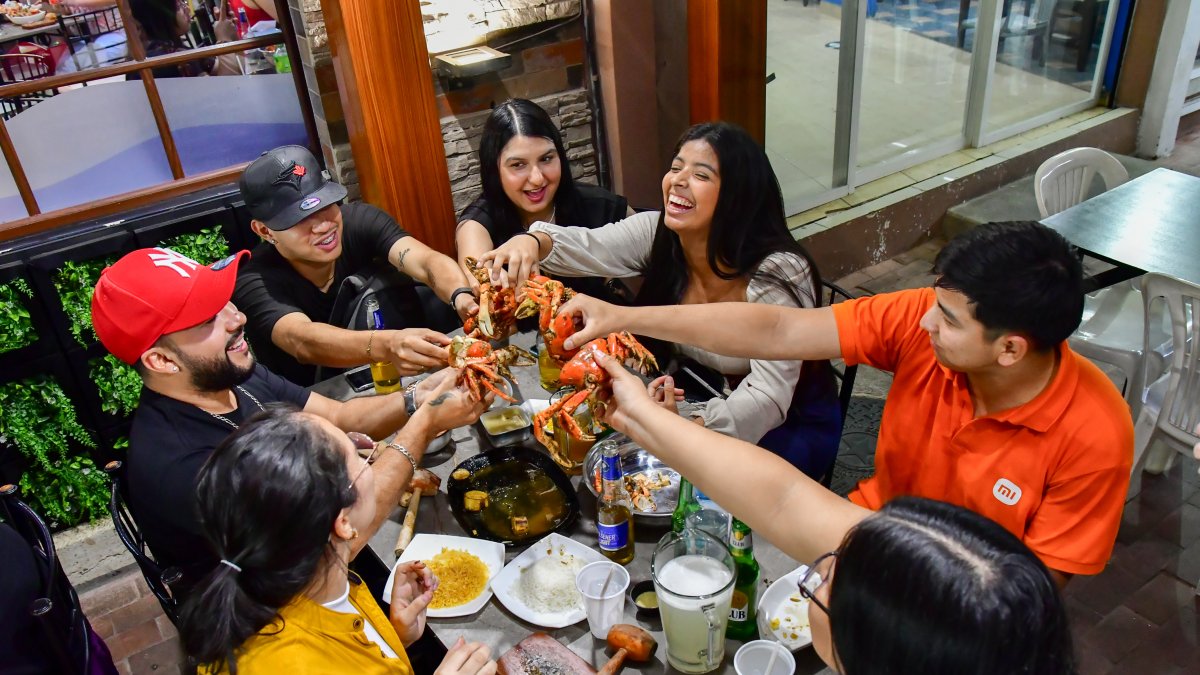 Cientos de jóvenes van a los cangrejales a celebrar y a disfrutar de los crustáceos