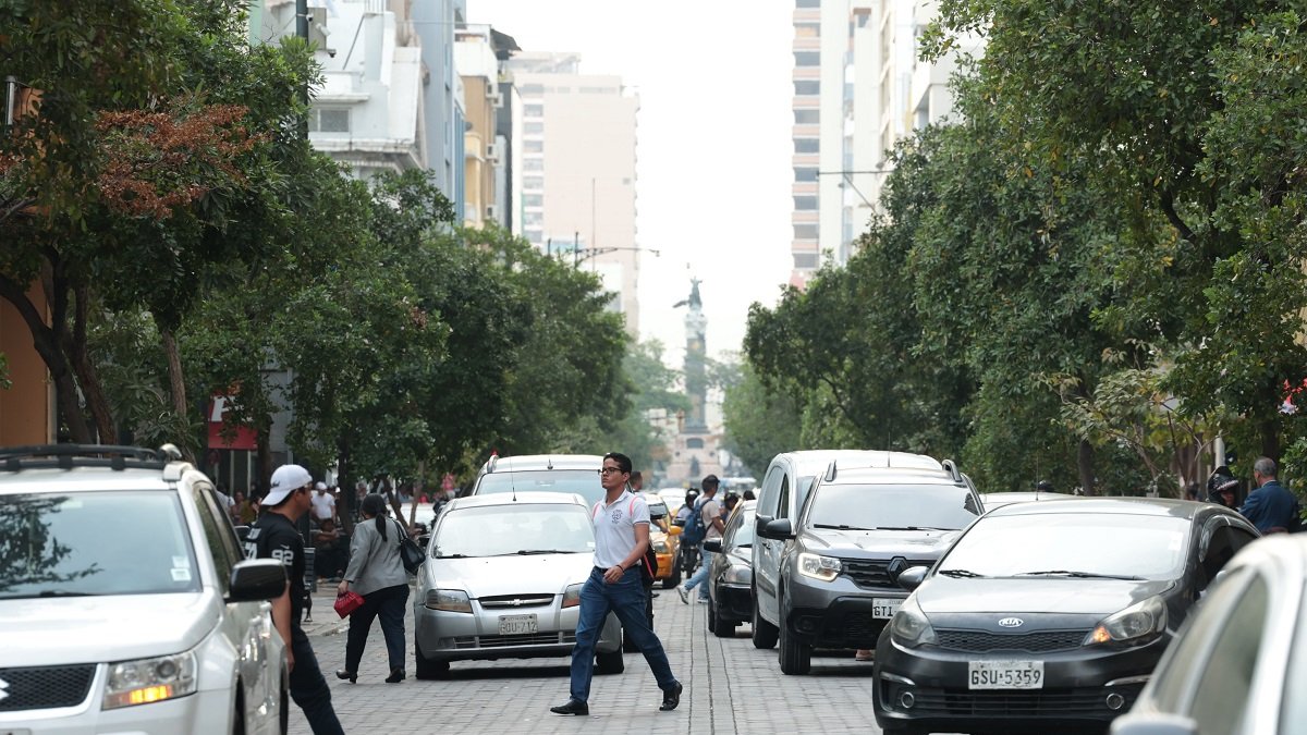 Corazón porteño. Una escena cotidiana en el bulevar 9 de Octubre. Personas caminando con prisa se dirigen a sus diversos destinos.