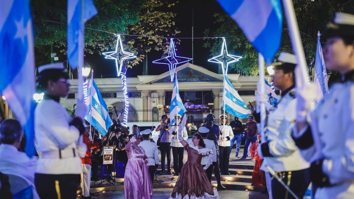 Ciudadanos iniciaron temprano su jornada para atender el evento cívico.