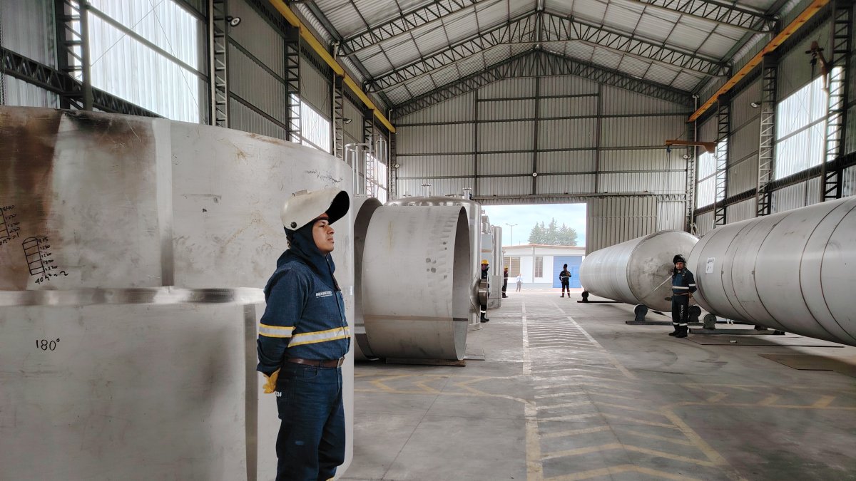 Las empresas han cambiado sus jornadas de trabajo para cumplir con las entregas a las grandes industrias.