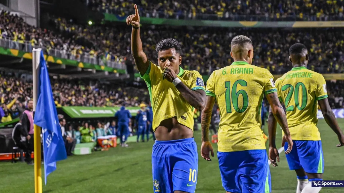 Rodrygo (i) celebra ante la hinchada uno de sus goles con la Canarinha