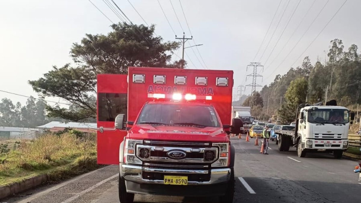 Dos personas quedaron heridas en la avenida Simón Bolívar, tras un siniestro de tránsito en sentido sur- norte de Quito.