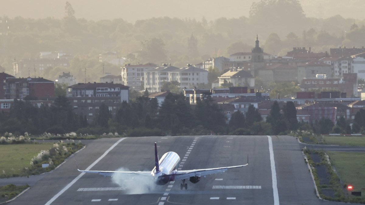 El avión de la compañia Wizz Air Malta, procedente de Viena, en el momento de tomar tierra en el aeropuerto de Bilbao, donde varios vuelos se han suspendido por el viento.