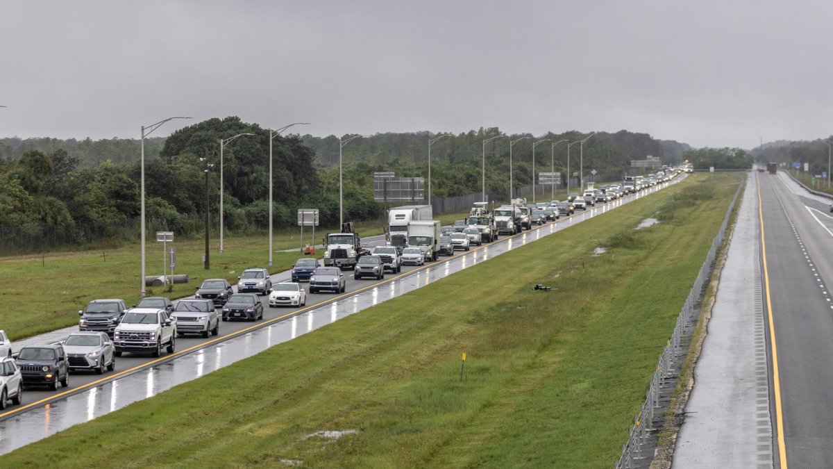Antes del impacto previsto del huracán Milton, un denso flujo de tráfico por personas que evacúan avanza lentamente hacia el sur desde el noroeste de Florida.