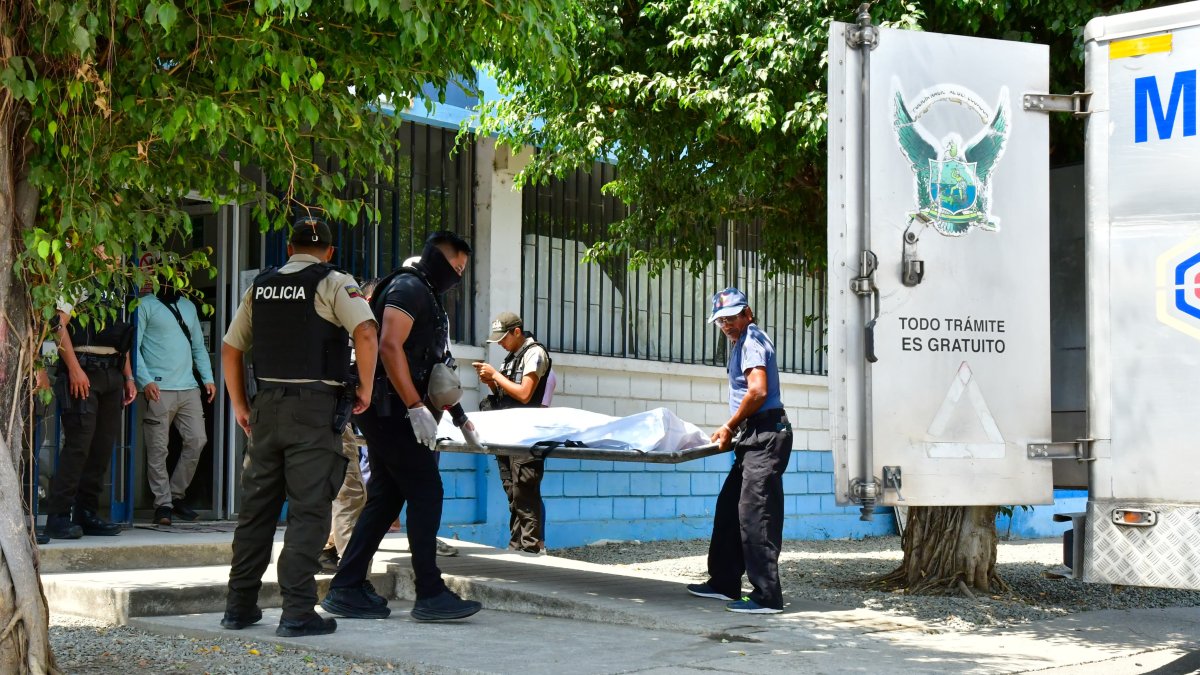 En las puertas de ingreso a la entidad se evidencia el impacto de las balas.