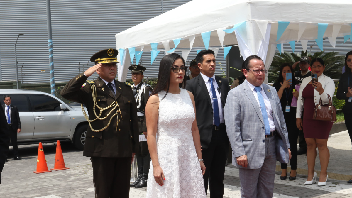 Entrada de los asambleísta en la alfombra roja de por las fiestas de Guayaquil.