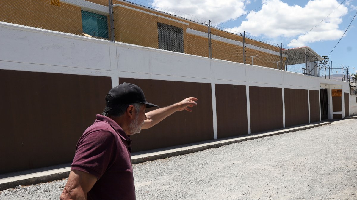 A los residentes del conjunto habitacional les llama la atención que calles aledañas sí han sido adoquinadas, incluso pavimentadas, menos el Pasaje Chone.