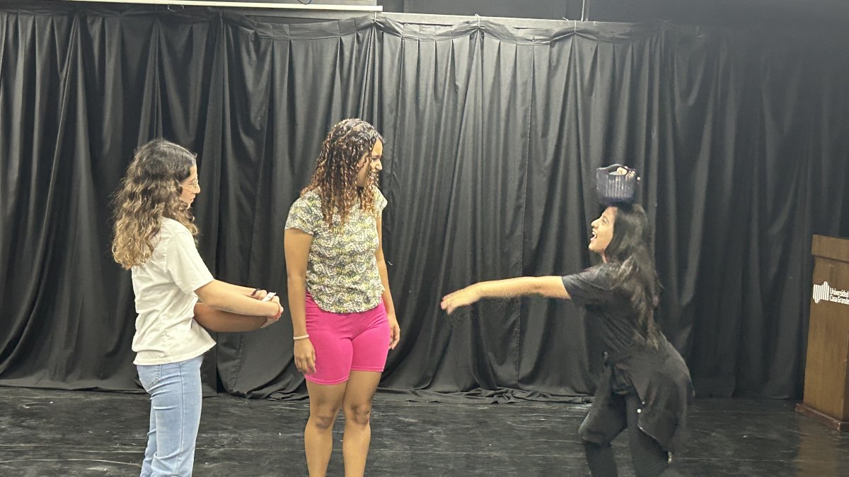 Preparación. Estudiantes y graduados de Casa Grande ensayan la obra.