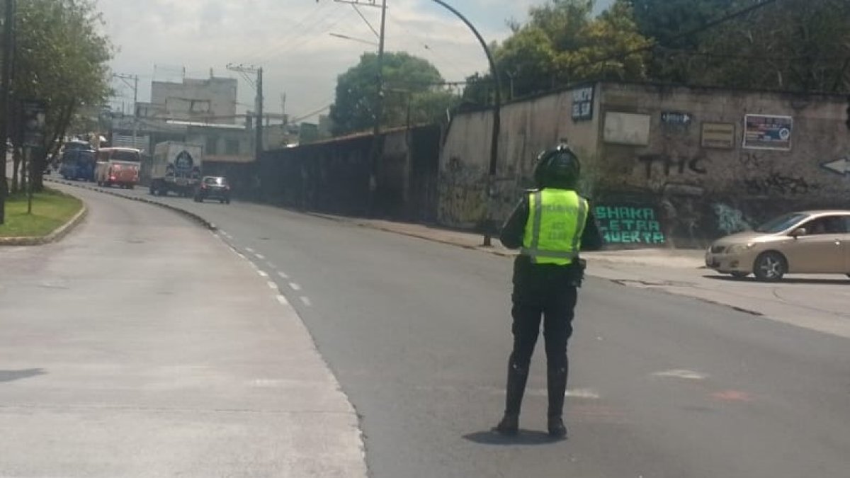 imagen referencial. Agentes de tránsito controlarán el paso, durante el cierre de un tramo del carril exclusivo de la Ecovía en la Plaza Argentina.