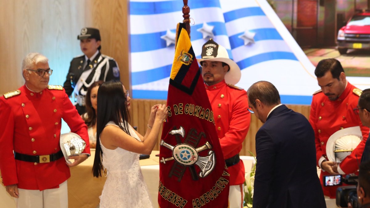 Conmemoración. La titular de la Asamblea Nacional, Viviana Veloz, condecoró al Benemérito Cuerpo de Bomberos de Guayaquil.