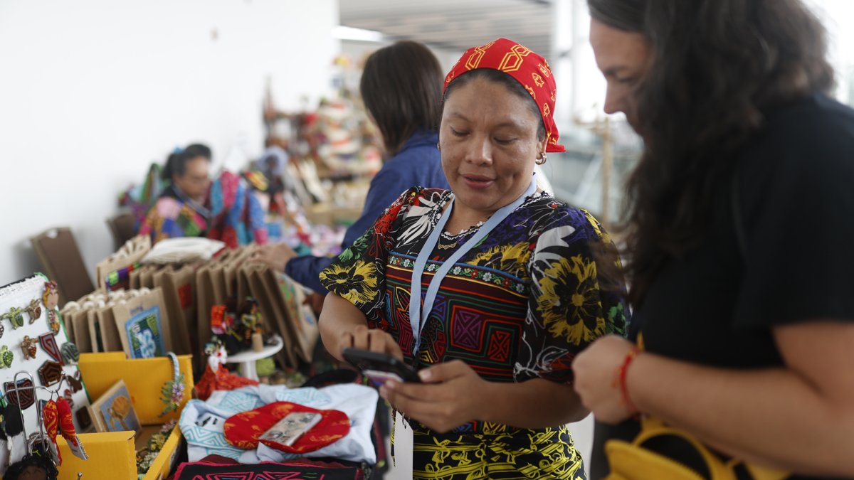 Personas asisten a la Cumbre Mundial de Turismo de Aventuras 2024 en el Panama Convention Center.