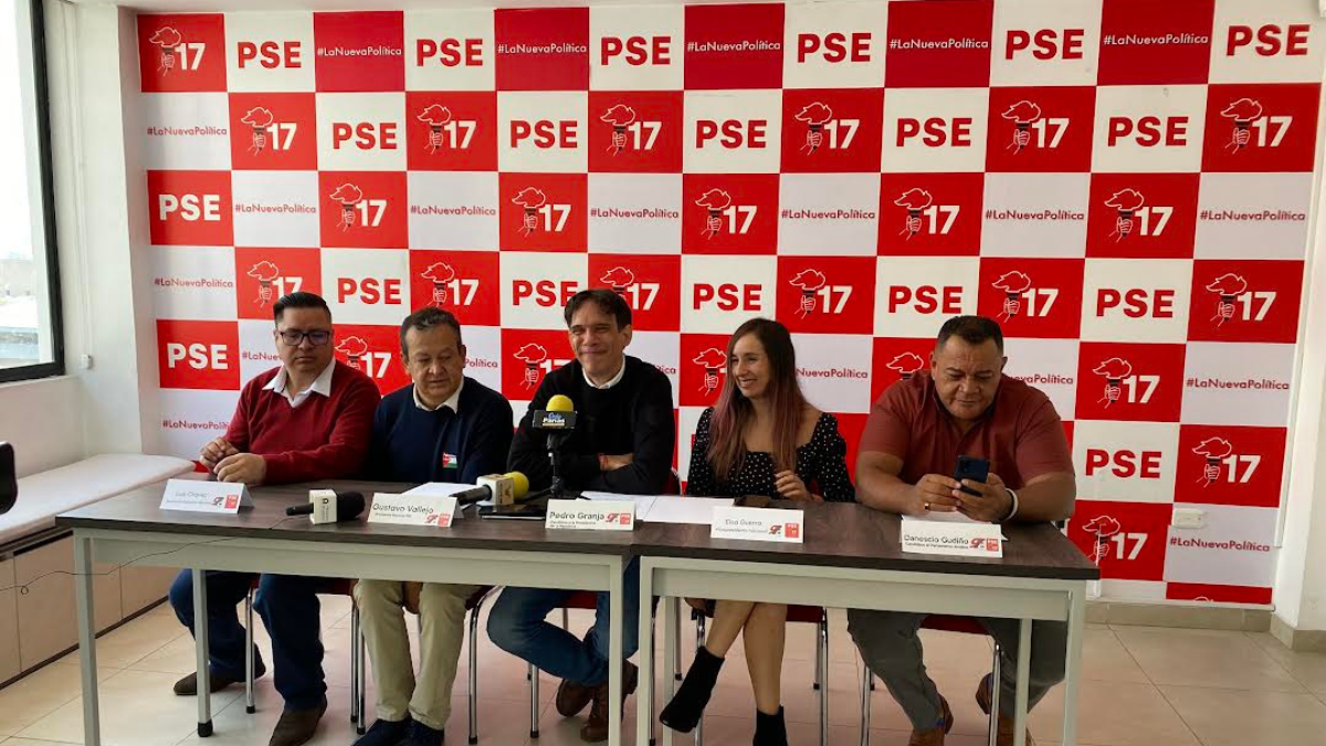 Pedro Granja, candidato presidencial del Partido Socialista, brindó rueda de prensa, rodeado de coidearios.