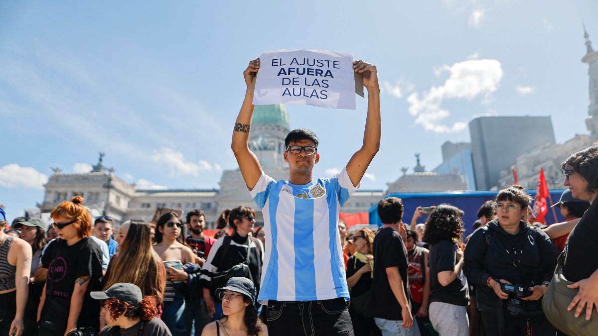 Un hombre levanta un cartel durante una manifestación este miércoles, en Buenos Aires (Argentina).