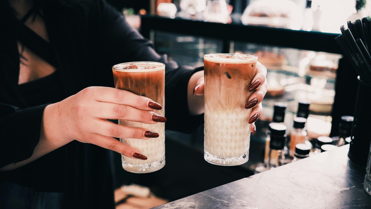 Caso. Una mujer sostiene dos bebidas en restaurante.