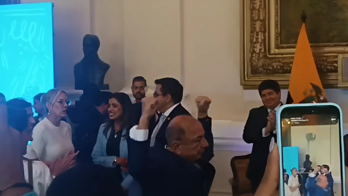 Álvaro Noboa recibió los aplausos de todos los asistentes.