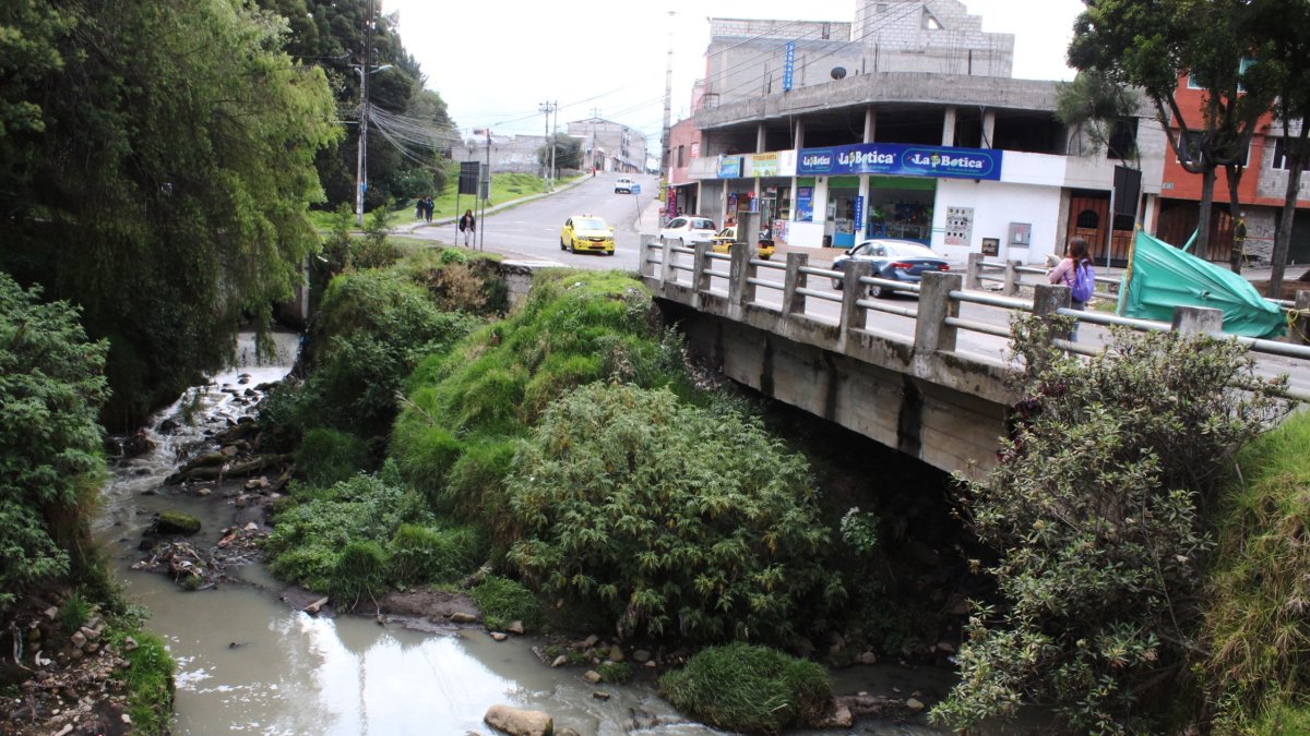 Basura, aguas servidas, mal olor son parte del río Machángara.