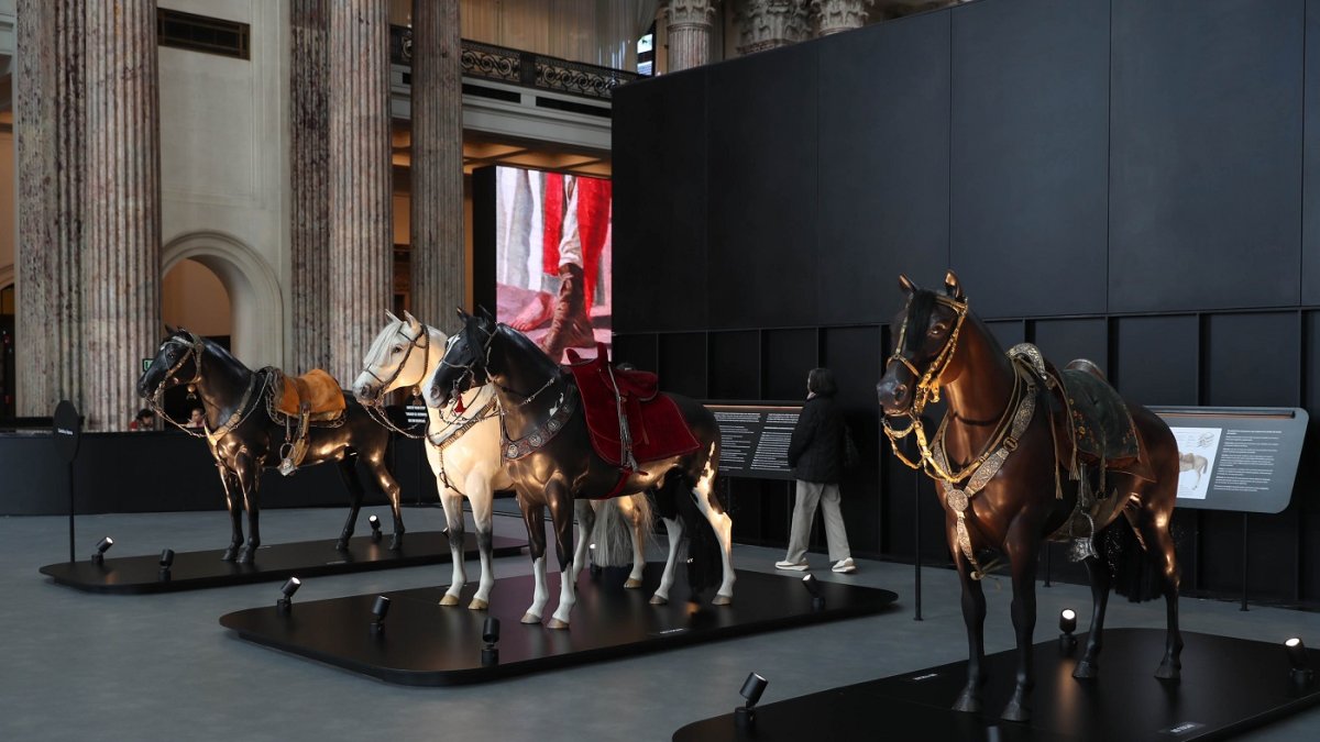 Una persona recorre el Museo del Gaucho y la Moneda este martes en Montevideo (Uruguay).