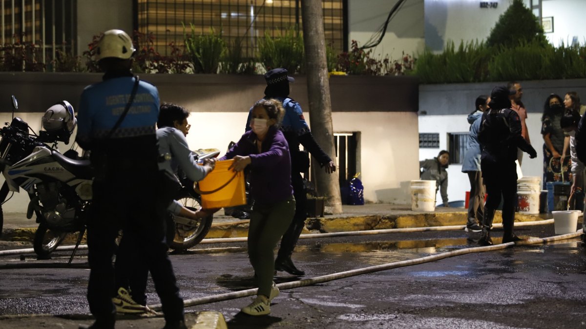 Los vecinos ayudaron a apagar las llamas con mangueras y baldes.