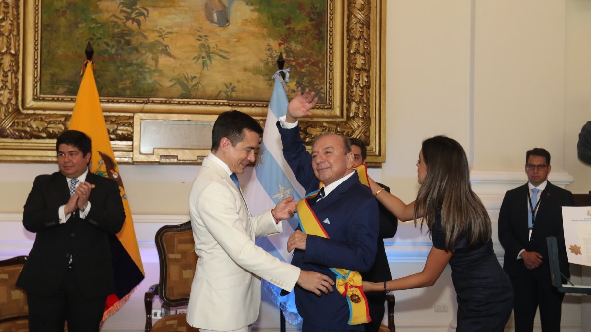 Durante su condecoración, se destacó su contribución al sector empresarial y social a través de sus fundaciones.