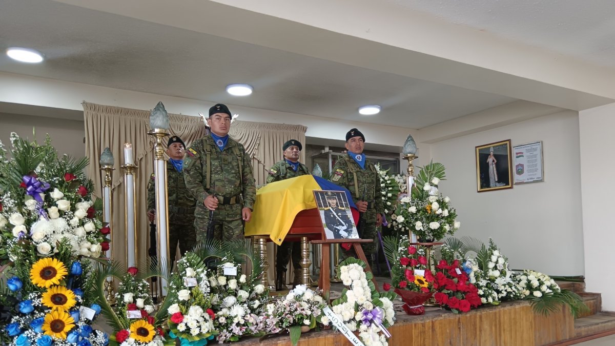Escena. Militares escoltan el ataúd del joven subteniente asesinado.