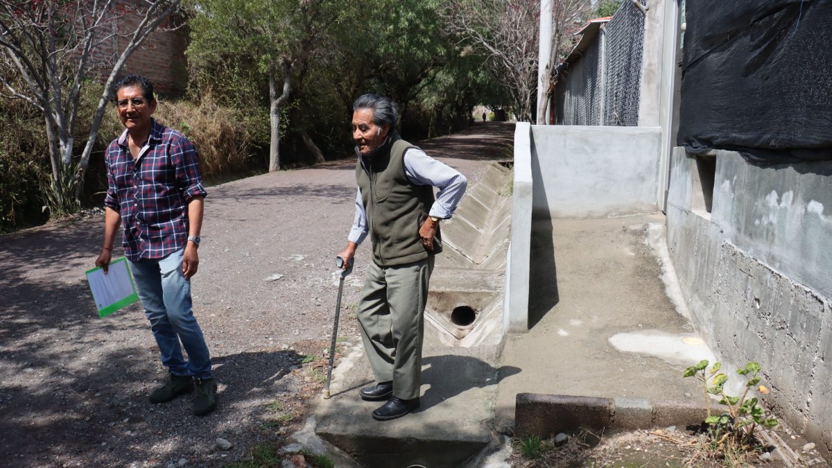 El padre de Jesús Guachamín usa bastón y en ocasiones silla de ruedas. El hombre levantó una rampa afuera de su domicilio.