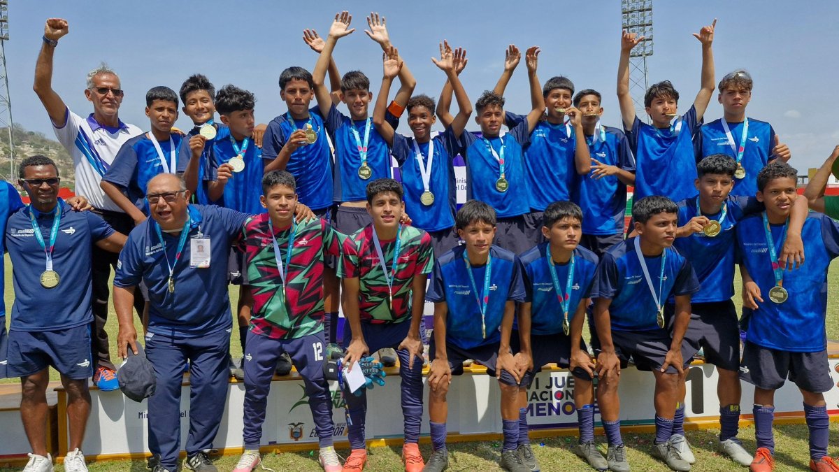 Los albicelestes como campeones, tras vencer a la provincia Tsáchila.