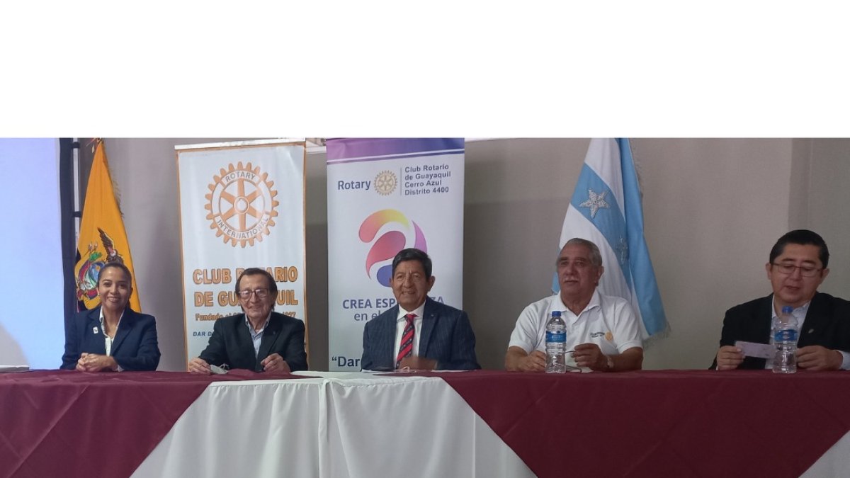 Programa Ade empoderamiento de niñas alianza de los clubes de Guayaquil y la universidad católica de Guayaquil.