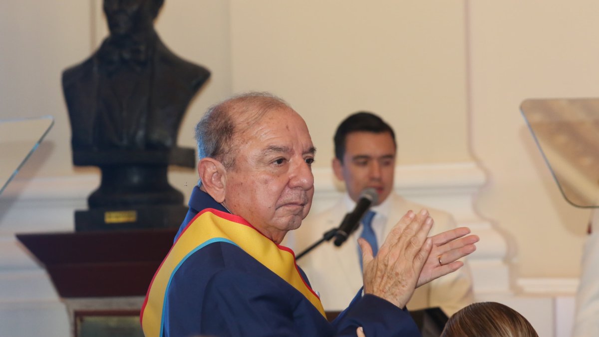 El padre del presidente, Álvaro Noboa, aplaude en cada pausa del discurso de su hijo, Daniel Noboa.