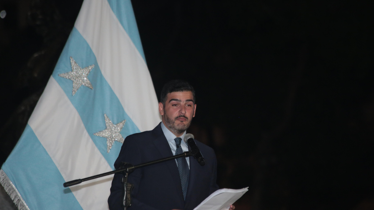 Aquiles Álvarez sesiona en el Parque Centenario