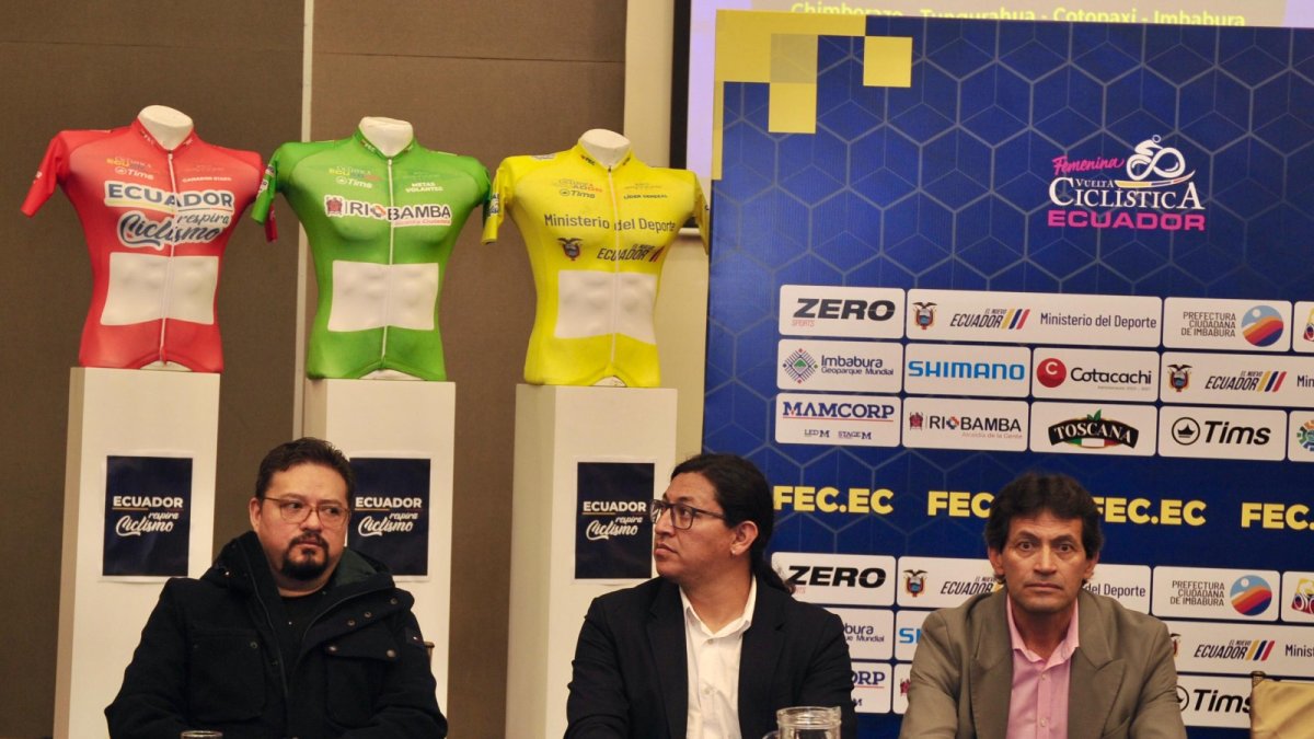 Autoridades y directivos durante el lanzamiento oficial de la prueba, donde se mostraron los maillots a disputar.