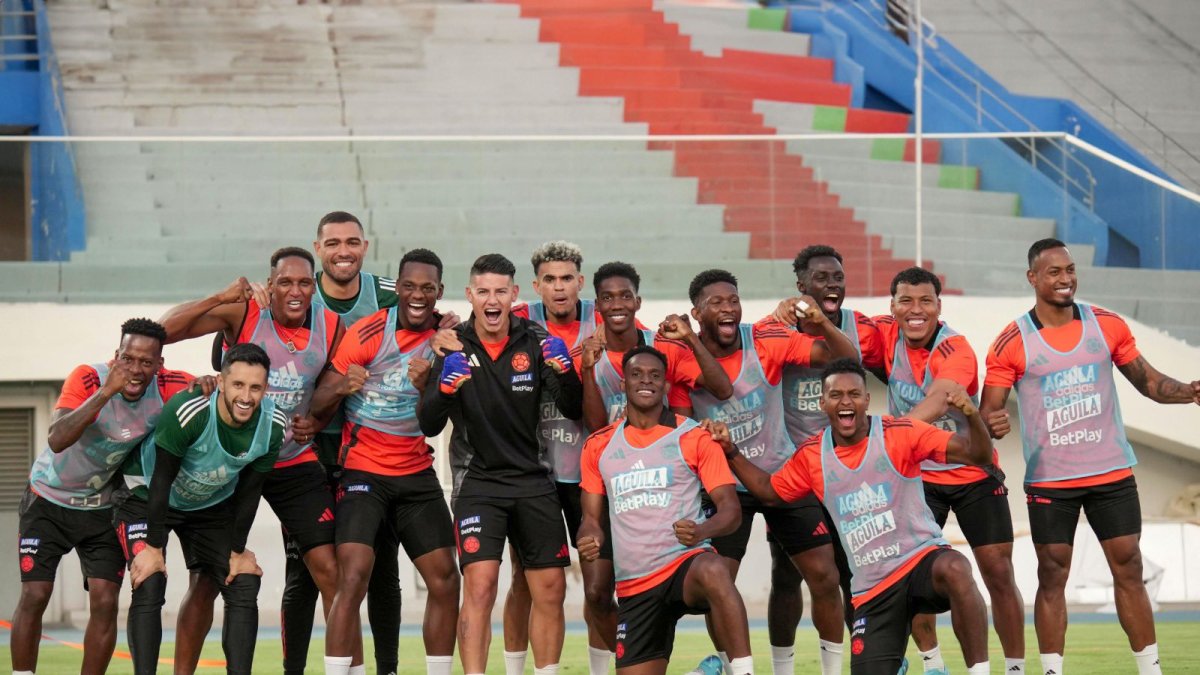 Plantilla de la selección colombiana durante un entrenamiento en Cochabamba, ciudad de Bolivia.
