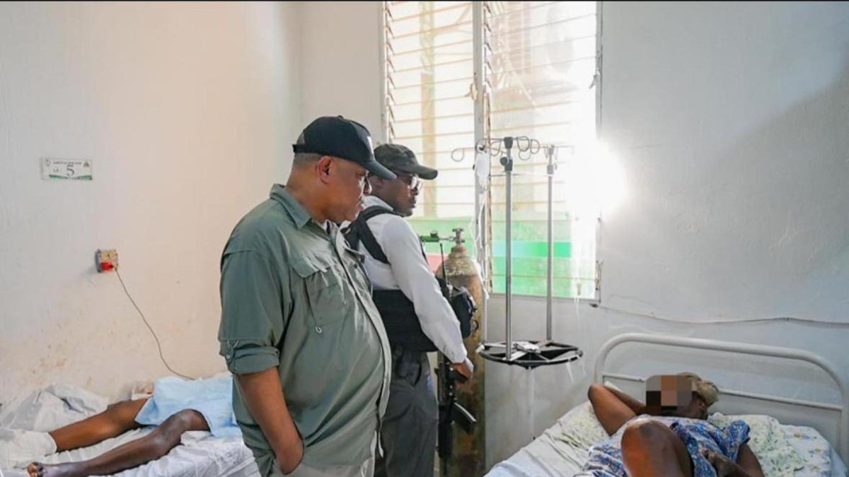 El primer ministro Garry Conille (c) durante una visita al hospital Saint-Nicolas, en Saint-Marc (Haití).