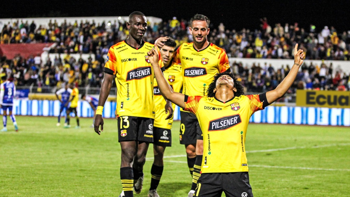 Eduard Bello (de rodillas) festeja su gol en el partido de Barcelona ante Imbabura