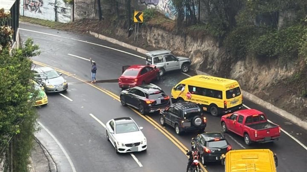 El choque en Miravalle ocurrió cuando los vehículos viajaban en la vía que conecta a Quito con Cumbayá.
