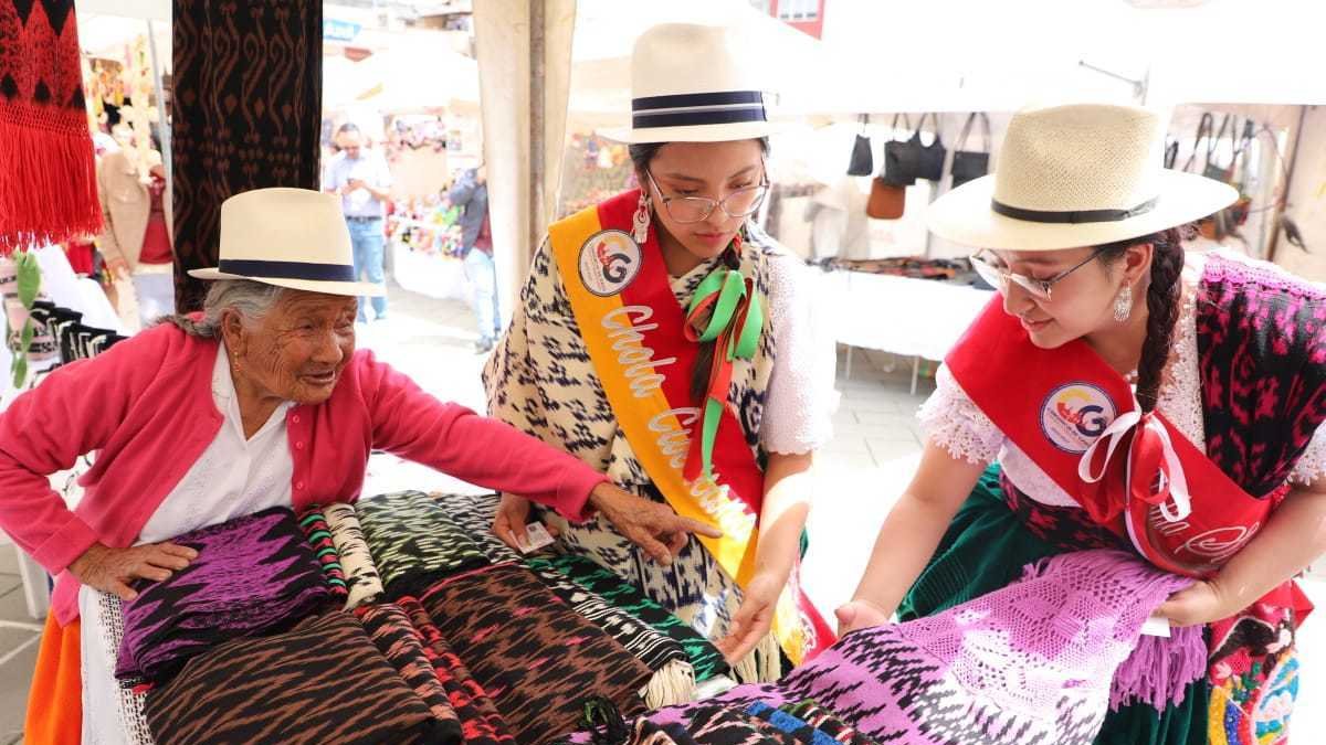 Uno de los oficios más tradiciones de Gualaceo es el tejido de macanas con la técnica del Ikat.