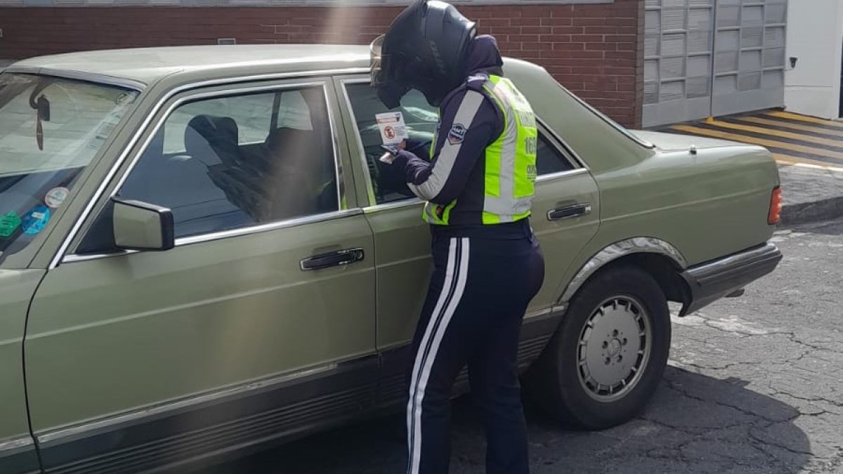 Los agentes de tránsito sancionarán a los vehículos que estacionen en lugares prohibidos, durante el partido entre Ecuador y Paraguay.