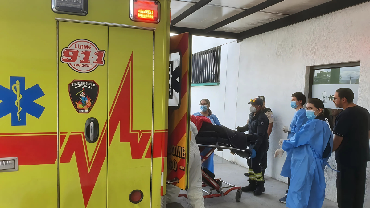 En el hospital José Carrasco del IESS se activó código plata con la llegada de los heridos en el ataque armado.