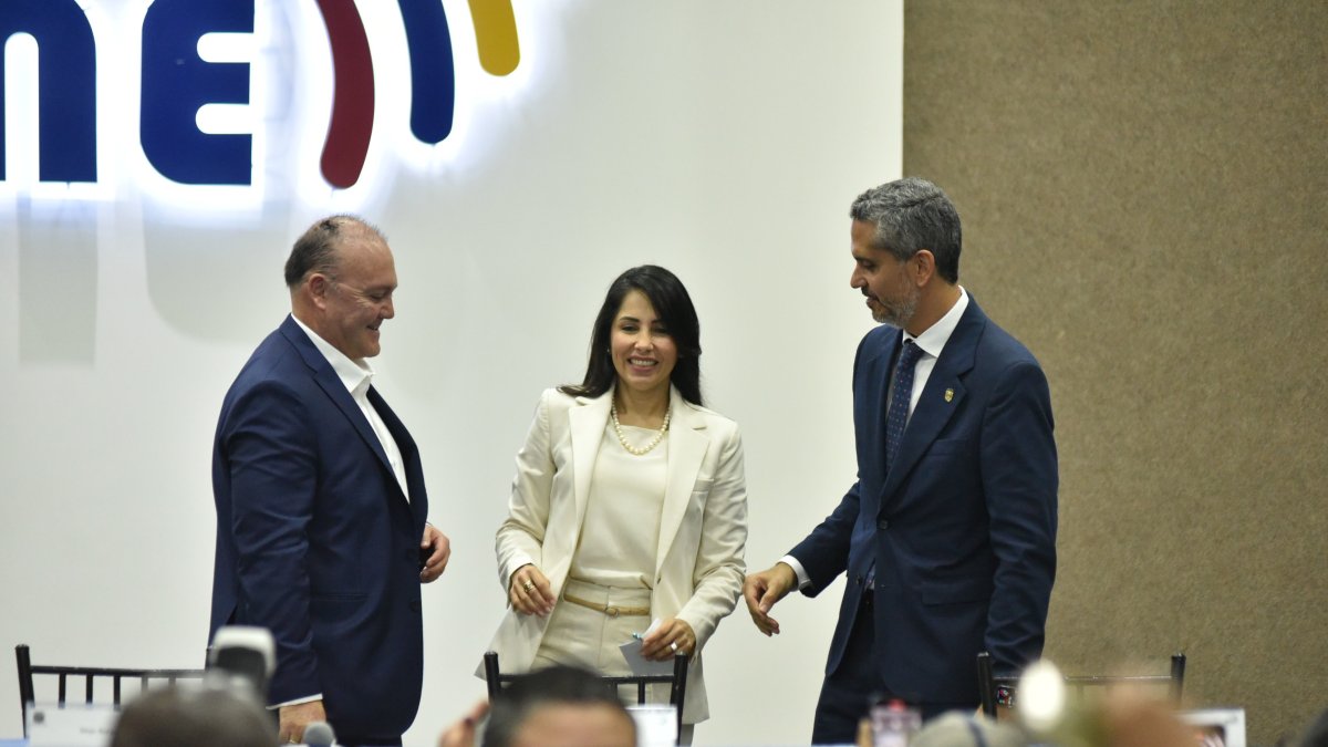 La candidata del correísmo, Luisa González, se solidarizó con el expresidente Rafael Correa.